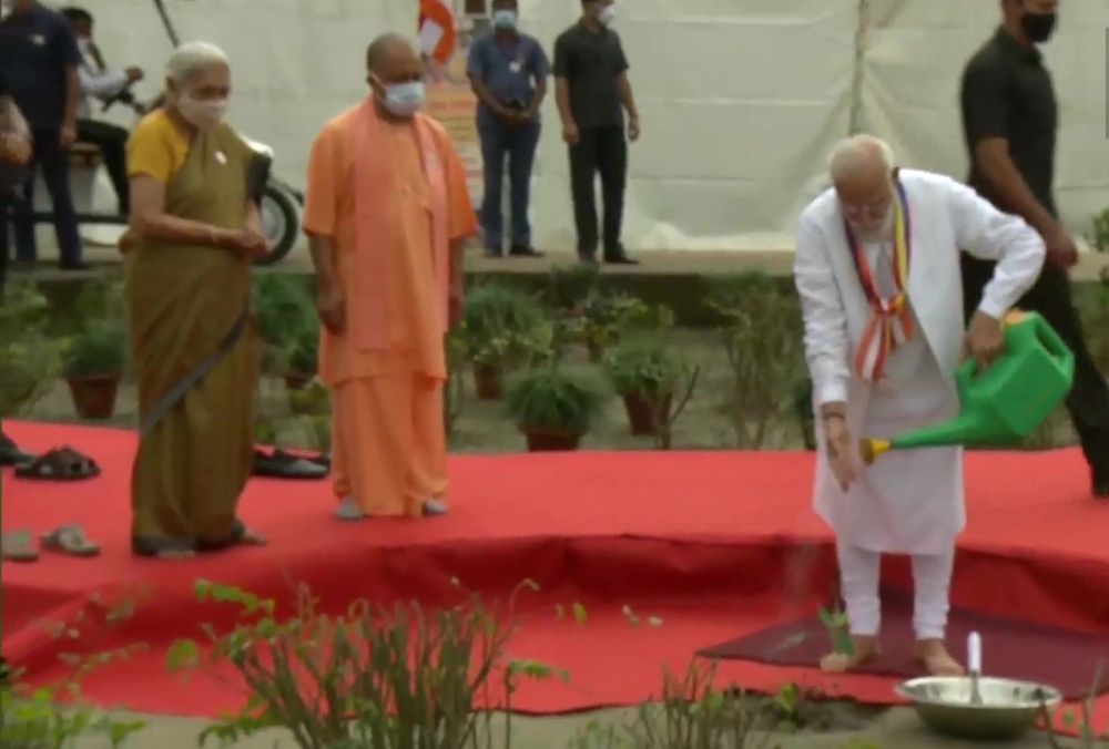 प्रधानमंत्री नरेंद्र मोदी ने लगाया कुशीनगर में बोधि वृक्ष का पौधा