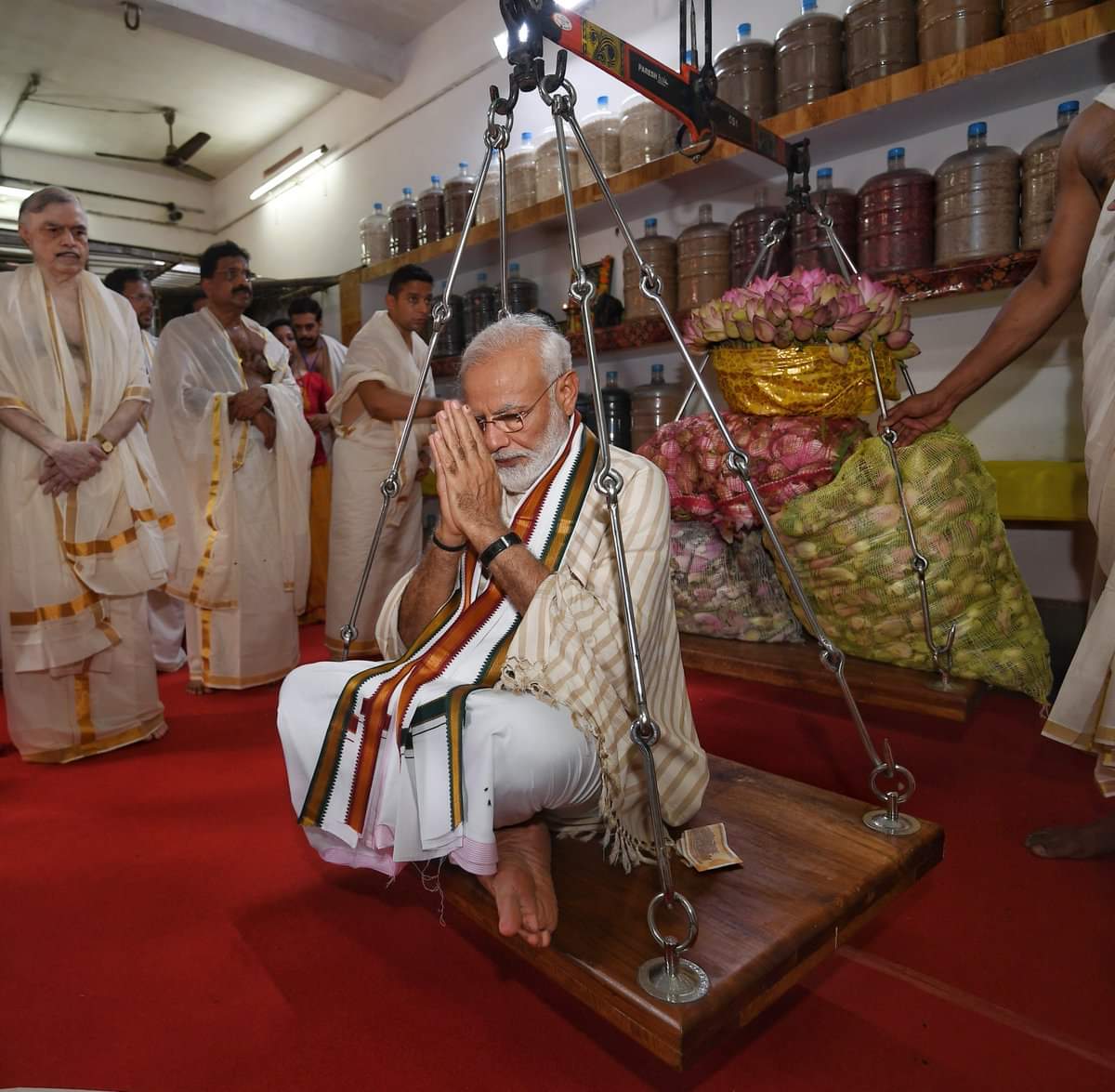 पारंपारिक वेशभूषा में केरल के गुरुवायूर मंदिर में पीएम मोदी, कमल के फूल से किया तुलादान