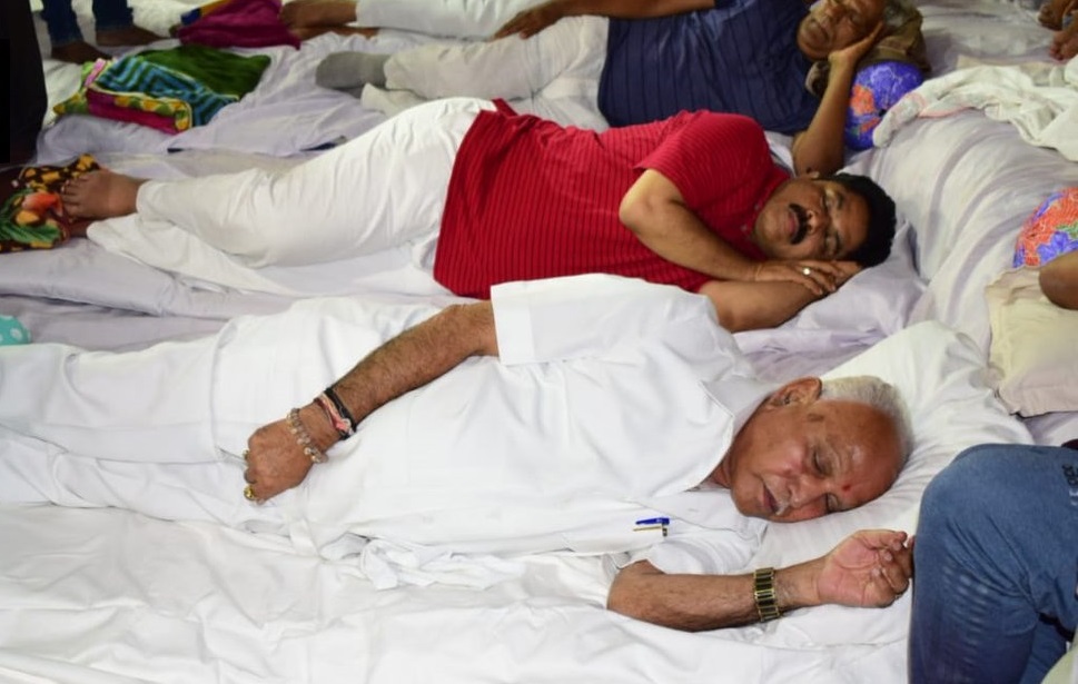 कर्नाटक: जेएससी भूमि सौदे के खिलाफ बेंगलुरु में पूरी रात के धरने के दौरान बीजेपी के राज्य प्रमुख बीएस येदियुरप्पा और अन्य पार्टी नेता।