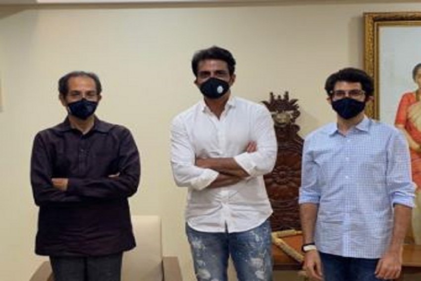 मुख्मयंत्री उद्धव ठाकरे और मंत्री आदित्य ठाकरे से उनके आवास मातोश्री में मुलाकात करते बॉलीवुड अभिनेता सोनू सूद
