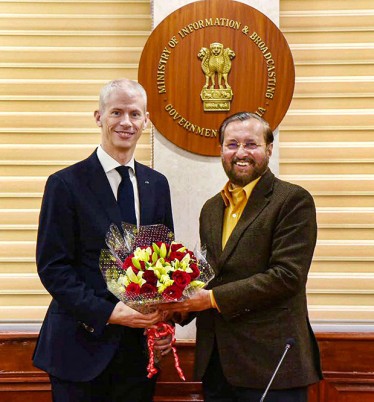 राजधानी दिल्ली में फ्रांस के संस्कृति मंत्री फ्रैंक रेइस्टर से मुलाकात के दौरान केंद्रीय मंत्री प्रकाश जावड़ेकर