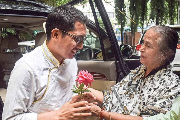 पुणे में 'पुणे-लद्दाख बिल्डिंग फ्यूचर टुगेदर' कार्यक्रम में लेह के सांसद जयांग त्सेरिंग नामग्याल का स्वागत करती महिला