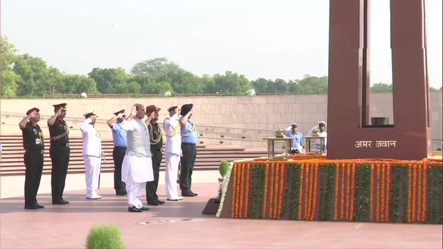 रक्षा मंत्रालय का चार्ज संभालने से पहले नेशनल वॉर मेमोरियल पर राजनाथ सिंह ने दी जवानों को श्रद्धांजलि