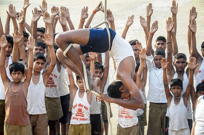 मुरादाबाद में आत्मरक्षा के लिए लगे एक शिविर में स्टंट दिखाते प्रतिभागी