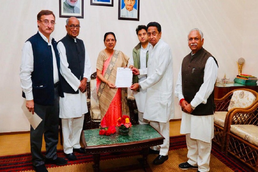 मध्यप्रदेशः नतीजों के बाद कांग्रेस नेताओं ने राज्यपाल आनंदीबेन पटेल से मुलाकात की और सरकार बनाने का दावा पेश किया।