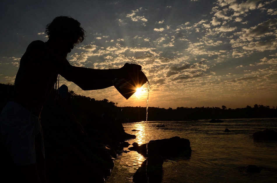 मध्य प्रदेश के जबलपुर स्थित भेड़ाघाट में माघी पूर्णिमा के मौके पर स्नान करने के बाद प्रार्थना करता साधु