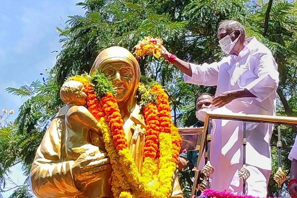 मिशनरी ऑफ चैरिटी की संस्थापक मदर टेरेसा की 24वीं पुण्यतिथि पर उनकी प्रतिमा पर पुष्पांजलि अर्पित करते पुडुचेरी के सीएम एन रंगासामी