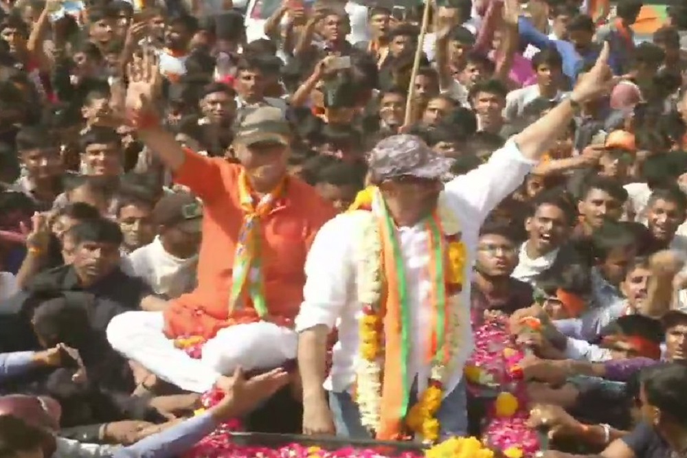 राजस्थान के बाड़मेर में भाजपा प्रत्याशी के समर्थन में रोडशो के दौरान सनी देओल