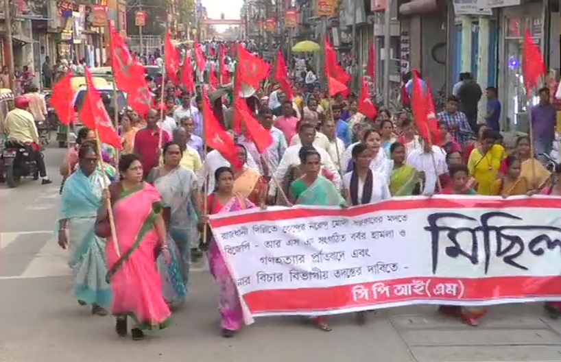 अगरतला में दिल्ली हिंसा के खिलाफ विरोध मार्च निकालकर सुप्रीम कोर्ट की निगरानी में जांच की मांग करते भारतीय कम्युनिस्ट पार्टी (एम) के कार्यकर्ता