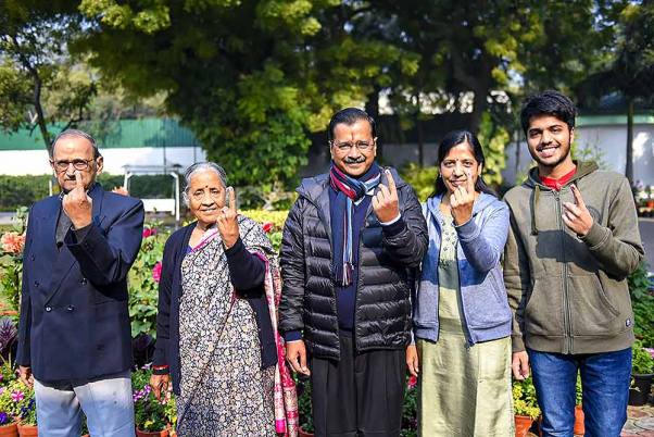 नई दिल्ली के सिविल लाइन इलाके में एक मतदान केंद्र पर वोट डालने के बाद सीएम अरविंद केजरीवाल और उनके परिवार के सदस्य