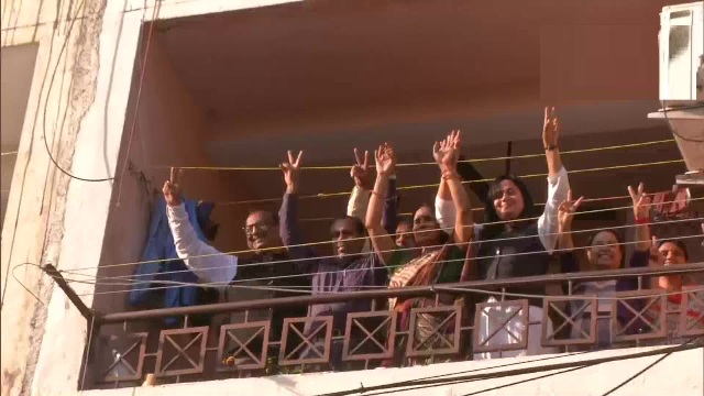 सात साल की लंबी कानूनी लड़ाई के बाद दोषियों को फांसी की सजा सुनाए जाने के बाद जीत के संकेत देती निर्भया की मां आशा देवी, बद्रीनाथ सिंह और उनकी वकील सीमा कुशवाहा