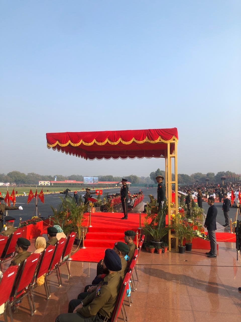 आर्मी डे 2020 परेड के अवसर पर राजधानी दिल्ली में चीफ ऑफ डिफेंस स्टाफ (सीडीएस) के रूप में सलामी लेते जनरल बिपिन रावत