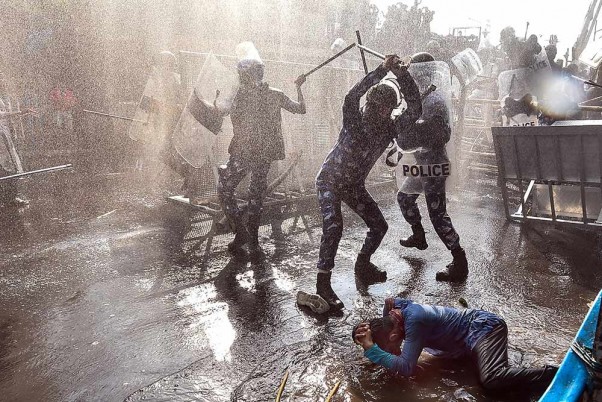 कोलकाता में सीएम ऑफिस के घेराव की कोशिश के बाद बवाल, पुलिस ने छात्र संगठन पर बरसाई लाठियां