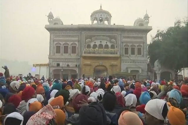 ठिठुरन के बावजूद नव वर्ष पर स्वर्ण मंदिर में जुटे लोग, टेका मत्था