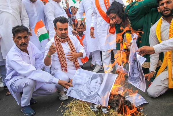 जम्मू में पीडीपी प्रमुख महबूबा मुफ्ती का पोस्टर जलाते शिवसेना कार्यकर्ता