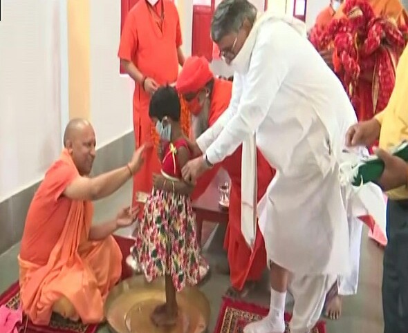 गोरखपुर के गोरखनाथ मंदिर में 'कन्या पूजन' करते उत्तर प्रदेश के मुख्यमंत्री योगी आदित्यनाथ