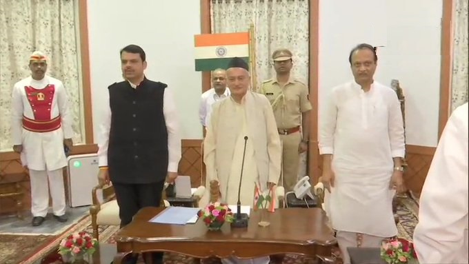 राजभवन में देवेंद्र फड़नवीस को सीएम और अजीत पवार को डिप्टी सीएम की शपथ दिलाने के बाद दोनों नेताओं के साथ राज्यपाल भगत सिंह कोश्यारी
