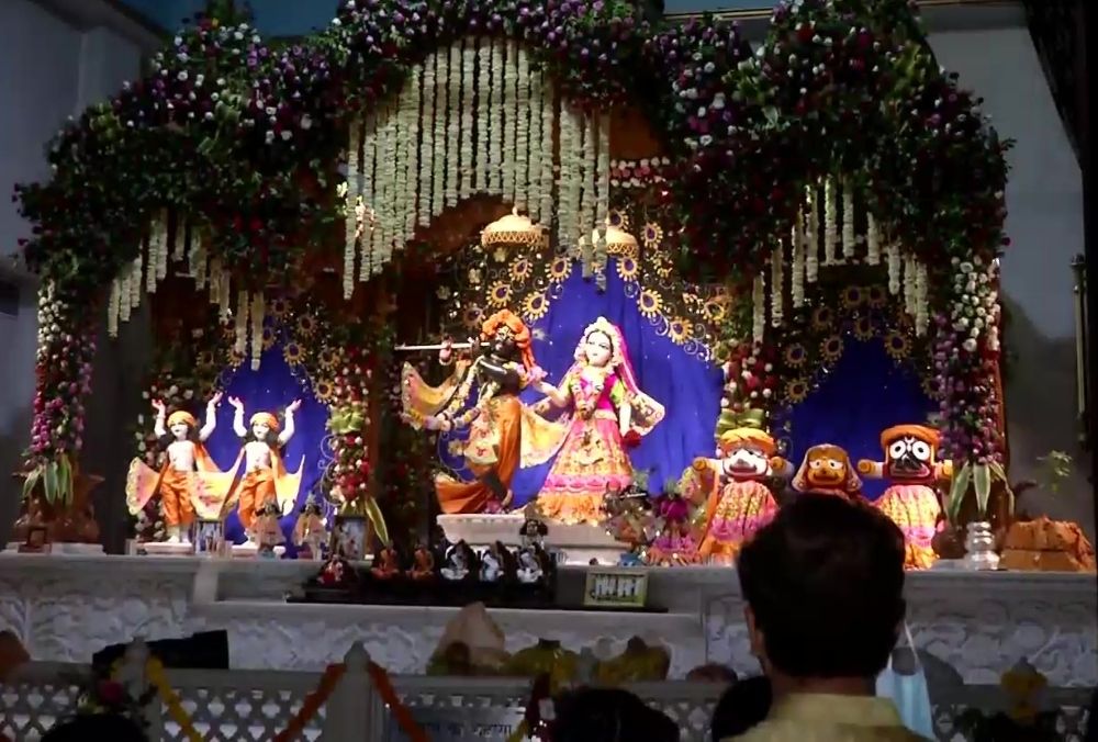 जन्माष्टमी के अवसर पर नोएडा के इस्कॉन मंदिर में श्रीकृष्ण भगवान की पूजा अर्चना