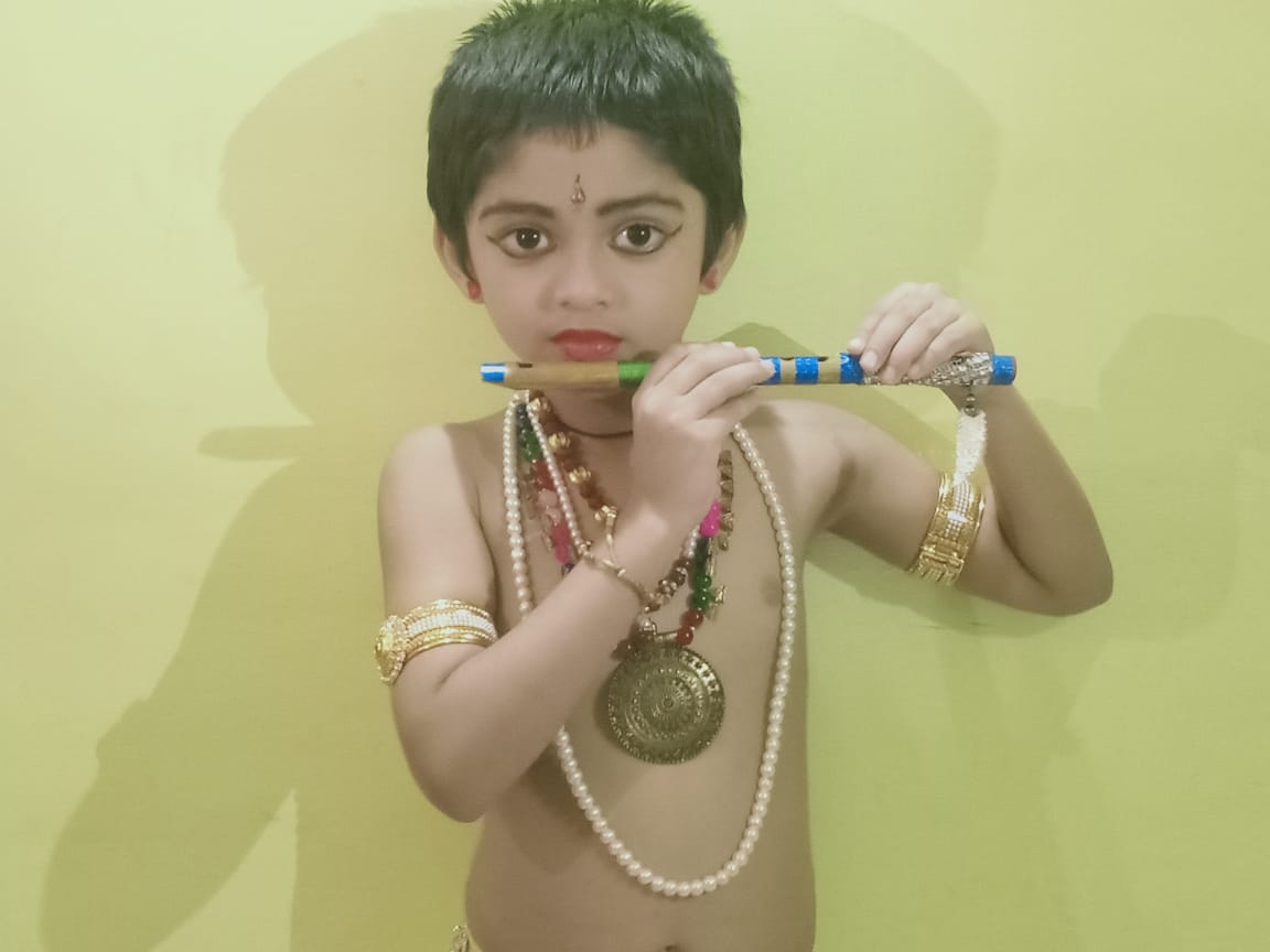 कृष्ण जन्माष्टमी के अवसर पर भगवान श्रीकृष्ण की वेशभूषा में बालक