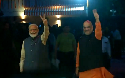 एनडीए की भारी जीत के बाद पार्टी मुख्यालय पहुंचे प्रधानमंत्री नरेंद्र मोदी और भाजपा अध्यक्ष अमित शाह