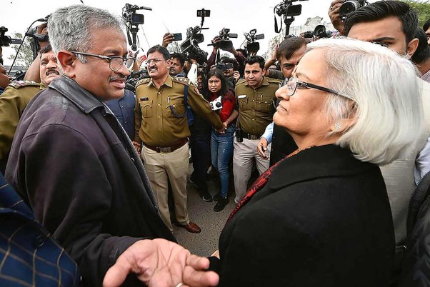 राजधानी दिल्ली के शाहीन बाग में प्रदर्शनकारियों से मुलाकात करने पहुंचे सुप्रीम कोर्ट द्वारा नियुक्त किए गए वार्ताकार संजय हेगड़े और साधना रामचंद्रन
