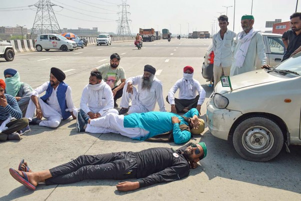 आंदोलन के 100 दिन पूरे होने पर गाजियाबाद के डासना में ईस्टर्न पेरिफेरल एक्सप्रेसवे पर किसानों का प्रदर्शन