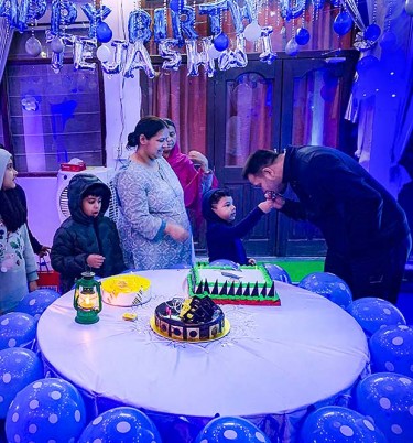 परिवार के सदस्यों के साथ पटना में अपना जन्मदिन मनाते राजद नेता तेजस्वी प्रसाद यादव