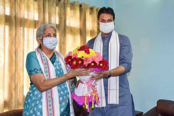 केंद्रीय वित्त मंत्री निर्मला सीतारमण की अगरतला में त्रिपुरा के मुख्यमंत्री बिप्लब कुमार देब से मुलाकात