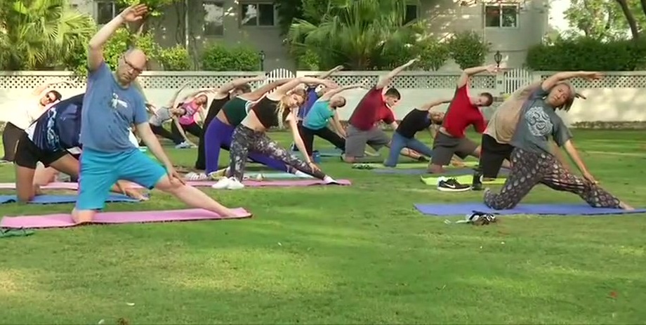 अंतरराष्ट्रीय योग दिवस के मौके पर दिल्ली में संयुक्त राज्य अमेरिका के दूतावास का नजारा