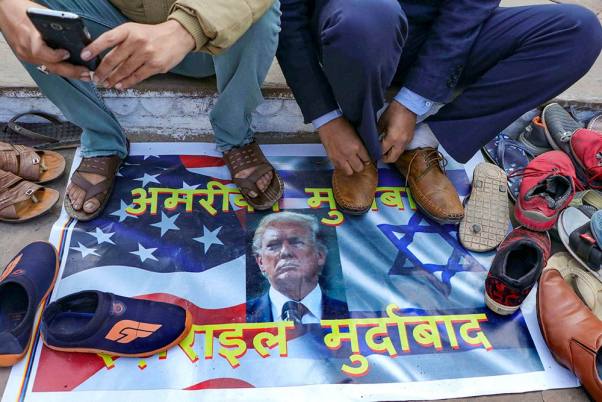 ईरानी कमांडर जनरल कासिम सुलेमानी की हत्या के खिलाफ लखनऊ में विरोध रैली के दौरान शिया मुस्लिम