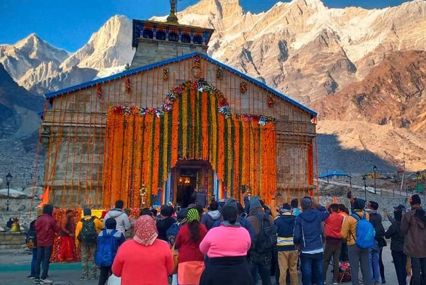 दिवाली के शुभ अवसर पर 10 क्विंटल फूलों से सजा केदारनाथ मंदिर