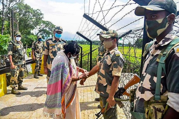 अगरतला में 'रक्षा बंधन' उत्सव के अवसर पर बीएसएफ के एक जवानों की कलाई पर 'राखी' बांधती केंद्रीय मंत्री प्रतिमा भौमिक