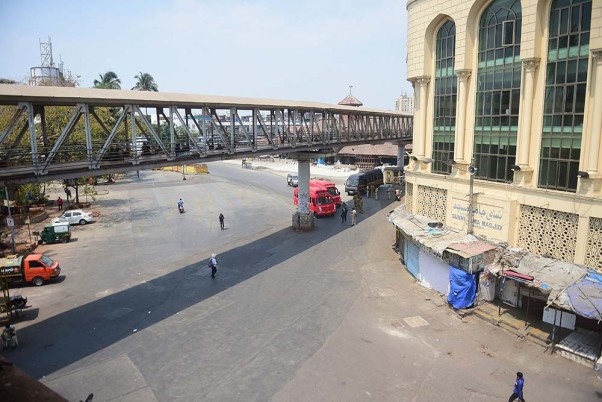 मुंबई के बांद्रा स्टेशन का दृश्य, जहां बुधवार को लॉकडाउन के बीच हजारों की संख्या में इकट्ठा हुई थी प्रवासी मजदूरों की भीड़