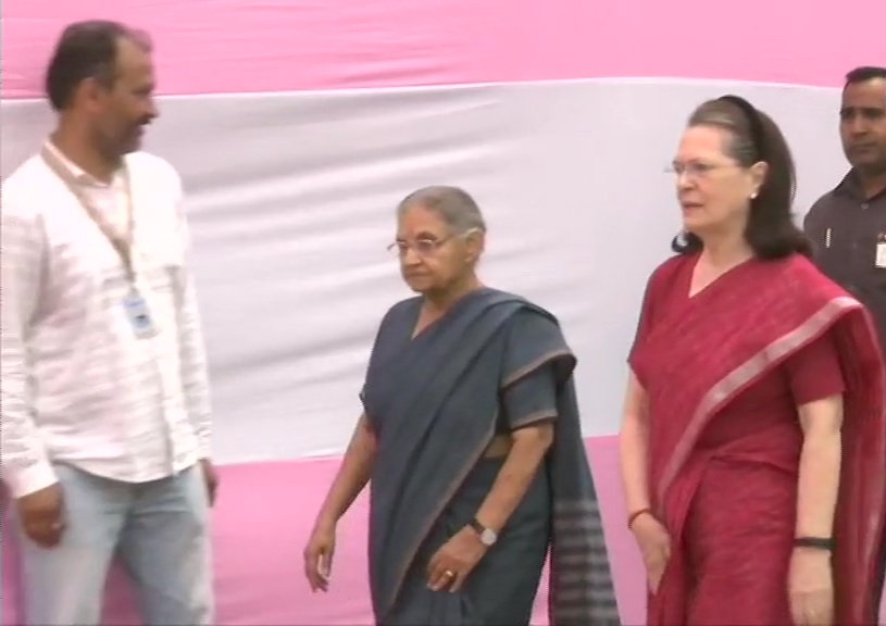 यूपीए अध्यक्ष सोनिया गांधी ने निर्माण भवन में एक मतदान केंद्र पर अपना वोट डाला