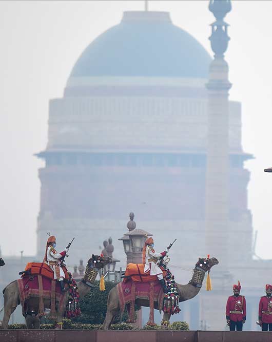 रायसीना हिल्स पर बीटिंग रिट्रीट करते ऊंट पर सवार सीमा सुरक्षा बल (बीएसएफ)