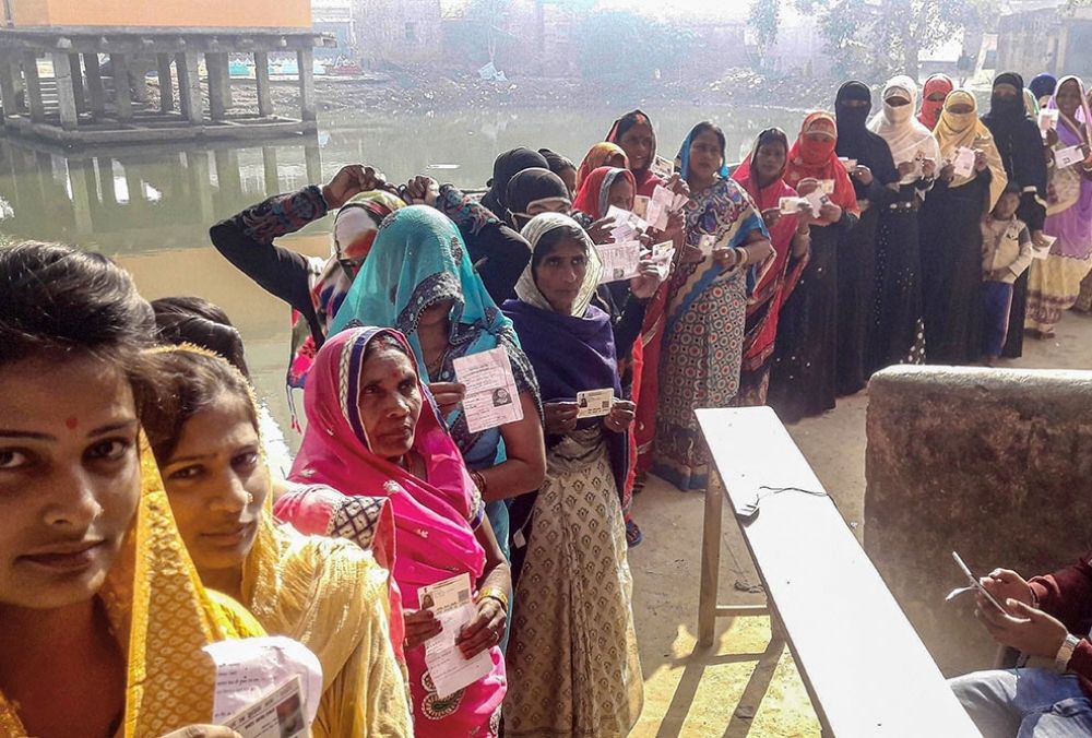 बिहार पंचायत चुनाव के दौरान सीवान में वोट डालने के लिए कतार में खड़े लोग