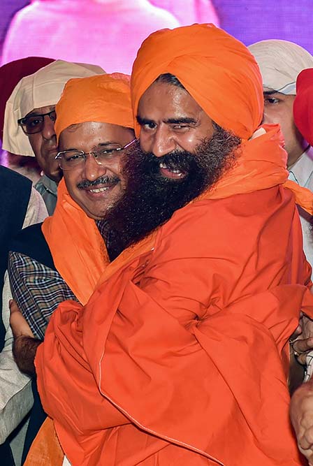 नई दिल्ली में गुरु नानक देव की 550 वीं जयंती के अवसर पर गुरुद्वारा रकाब गंज साहिब में श्रद्धांजलि अर्पित करने के बाद दिल्ली के मुख्यमंत्री अरविंद केजरीवाल और बाबा रामदेव