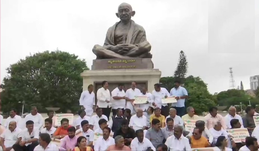 बेंगलुरु: कर्नाटक के पूर्व सीएम और बीजेपी नेता बीएस येदियुरप्पा और अन्य बीजेपी नेता विधान सौध के बाहर विरोध प्रदर्शन करते हुए