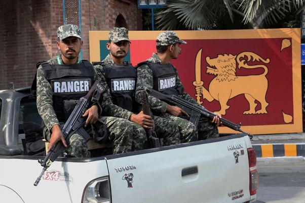 लाहौर में श्रीलंका और पाकिस्तान के बीच टी-20 मैच के मद्देनजर पाकिस्तानी पैरामिलिट्री सैनिक गददाफी स्टेडियम के आसपास के क्षेत्र में गश्त करते हुए