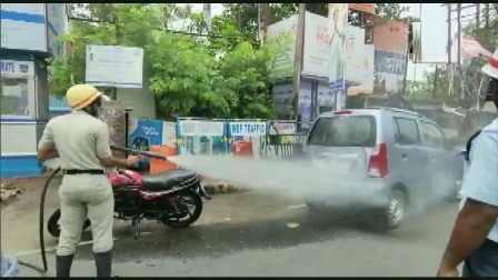 पश्चिम बंगाल के नॉर्थ 24 परगना के बैरकपुर पुलिस कमिश्नरेट क्षेत्र और उसके आस-पास के स्थानों को फायर सर्विस विभाग द्वारा किया जा रहा सैनिटाइज