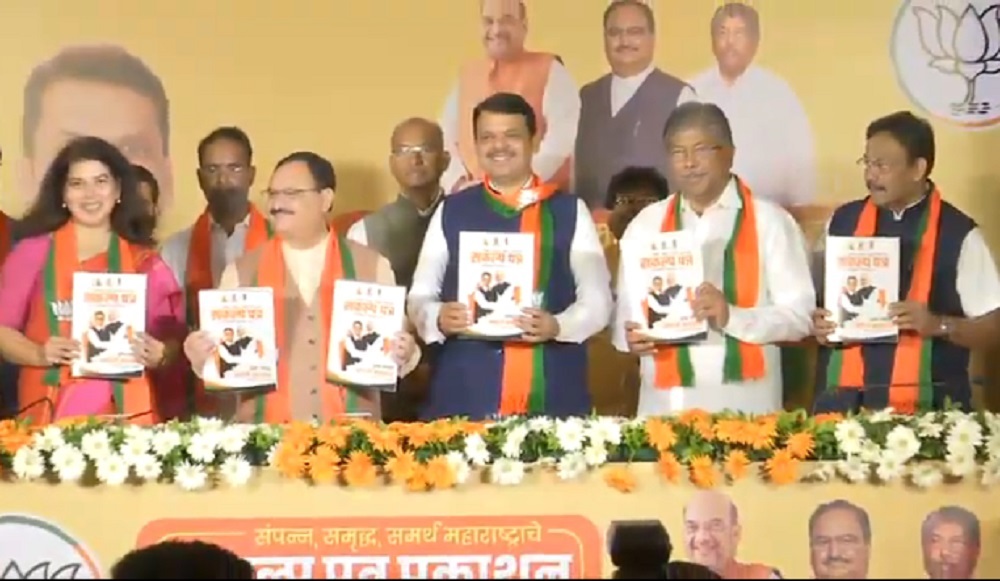 महाराष्ट्र विधानसभा चुनाव के लिए ‘संकल्प पत्र’ जारी करते भारतीय जनता पार्टी के कार्यकारी अध्यक्ष जेपी नड्डा और महाराष्ट्र के सीएम देवेंद्र फड़नवीस