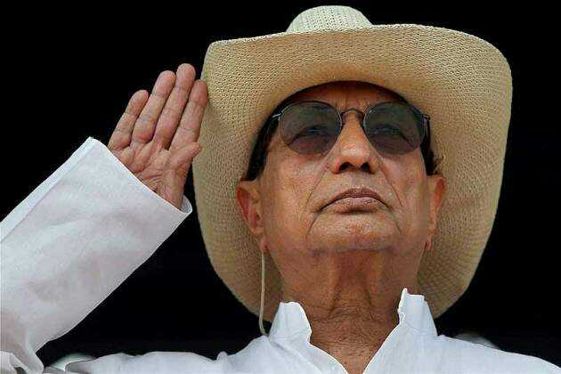 चेन्नई के पास अरक्कोणम में केंद्रीय औद्योगिक सुरक्षा बल की सलामी लेते तत्कालीन नागरिक उड्डयन मंत्री अजीत सिंह