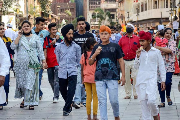 अमृतसर के गोल्डन टेंपल के पास कोरोना गाइडलाइन का उद्लंघन कर बिना मास्क के नजर आई जनता