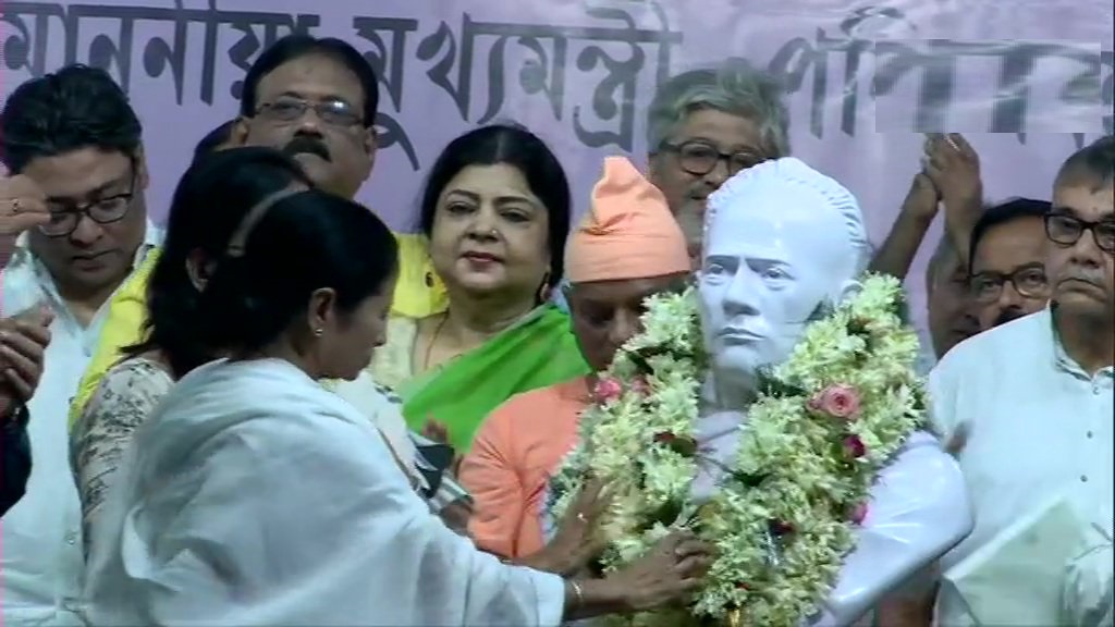 कोलकाता के एक कॉलेज में कार्यक्रम के दौरान ईश्वर चंद्र विद्यासागर की प्रतिमा पर माल्यार्पण करती पश्चिम बंगाल की सीएम ममता बनर्जी।