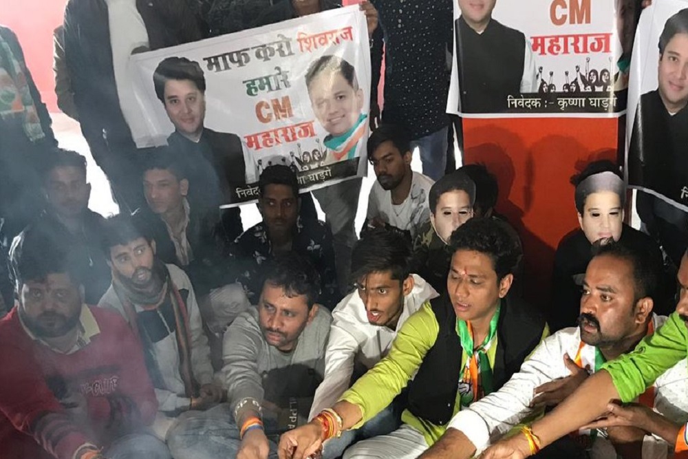 ज्योतिरादित्य सिंधिया को मध्य प्रदेश का मुख्यमंत्री बनवाने के लिए 'हवन' करते पार्टी समर्थक