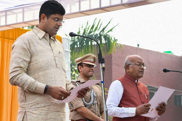 हरियाणा राजभवन में शपथ ग्रहण समारोह के दौरान हरियाणा के नए उप मुख्यमंत्री के रूप में शपथ लेते जननायक जनता पार्टी के नेता दुष्यंत चौटाला