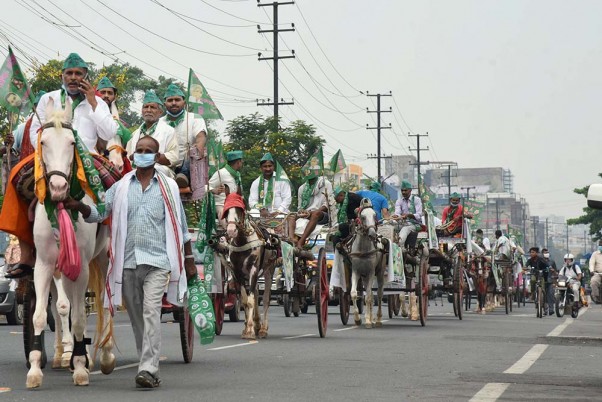 पटना में तेल की बढ़ी कीमतों के खिलाफ घोड़े-गाड़ियों में विरोध रैली करते राष्ट्रीय जनता दल के कार्यकर्ता