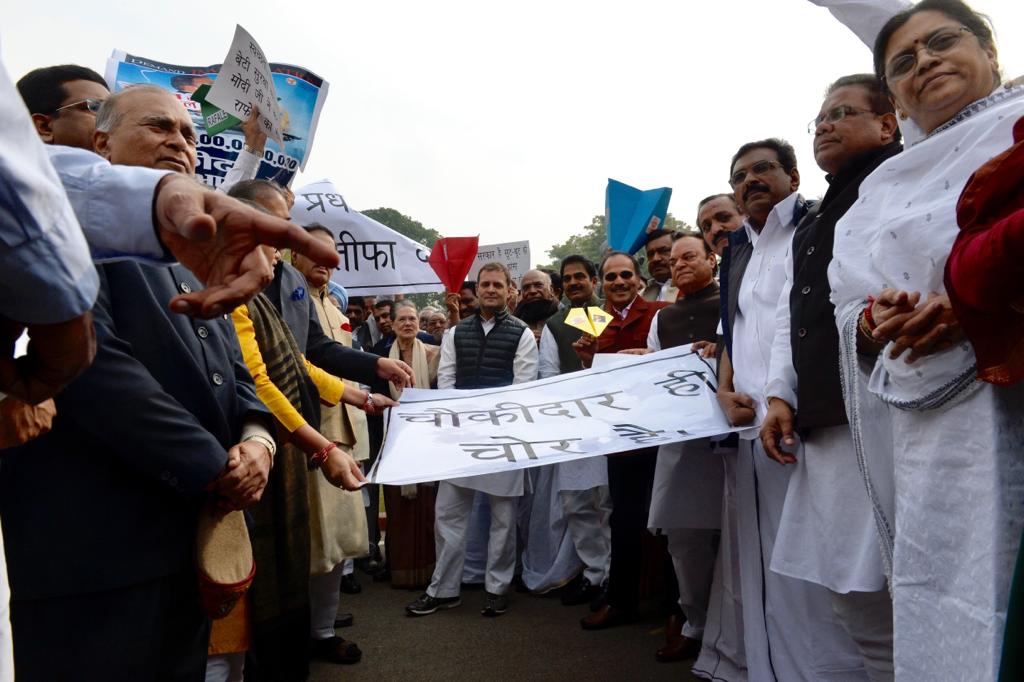 राफेल डील के खिलाफ संसद परिसर में विपक्ष का प्रदर्शन