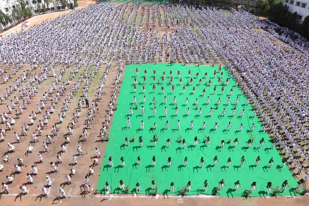 अंतर्राष्ट्रीय योग दिवस से पहले हैदराबाद के स्कूल में योग का अभ्यास करते छात्र। 21 जून को अंतर्राष्ट्रीय योग दिवस मनाया जाएगा।