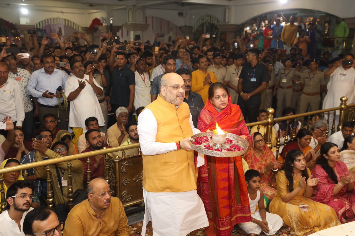 जगन्नाथ रथयात्रा शुरू, पत्नी संग अहमदाबाद में पूजा-अर्चना करते केंद्रीय गृह मंत्री अमित शाह।